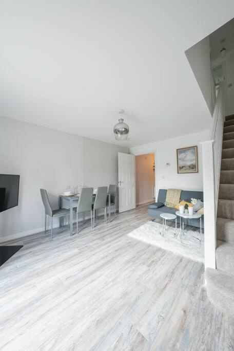 Stylish 2-Bed Home - For Company Contractor And Leisure Stays - Nec, Airport, Hs2, Contractors, Resort World Birmingham Exterior photo